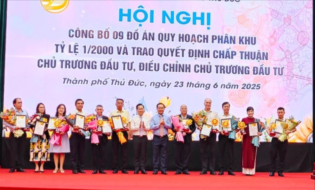 TP Hồ Chí Minh trao quyết định đầu tư hơn 54.000 tỷ đồng cho 17 nhà đầu tư- Ảnh 3. TP Hồ Chí Minh trao quyết định đầu tư hơn 54.000 tỷ đồng cho 17 nhà đầu tư- Ảnh 3.