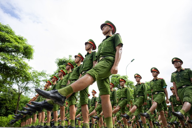 Mồ hôi thấm áo chiến sĩ CAND dưới nắng nóng 40 độ: Những hình ảnh xúc động trên thao trường, hướng đến lễ diễu binh 2/9- Ảnh 2.