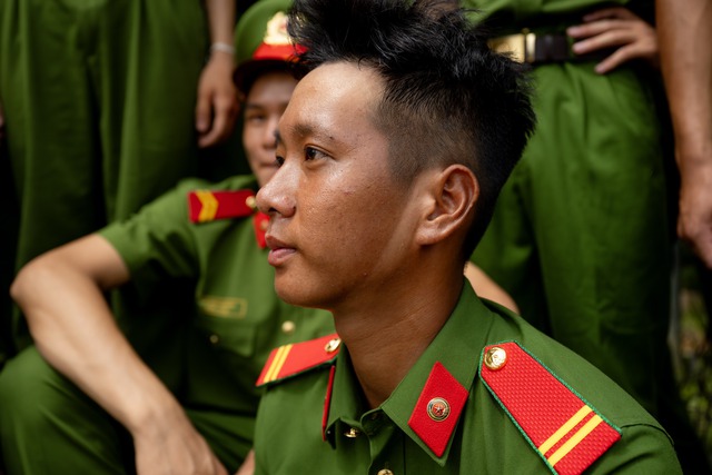 Mồ hôi thấm áo chiến sĩ CAND dưới nắng nóng 40 độ: Những hình ảnh xúc động trên thao trường, hướng đến lễ diễu binh 2/9- Ảnh 18.