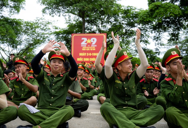 Mồ hôi thấm áo chiến sĩ CAND dưới nắng nóng 40 độ: Những hình ảnh xúc động trên thao trường, hướng đến lễ diễu binh 2/9- Ảnh 20.