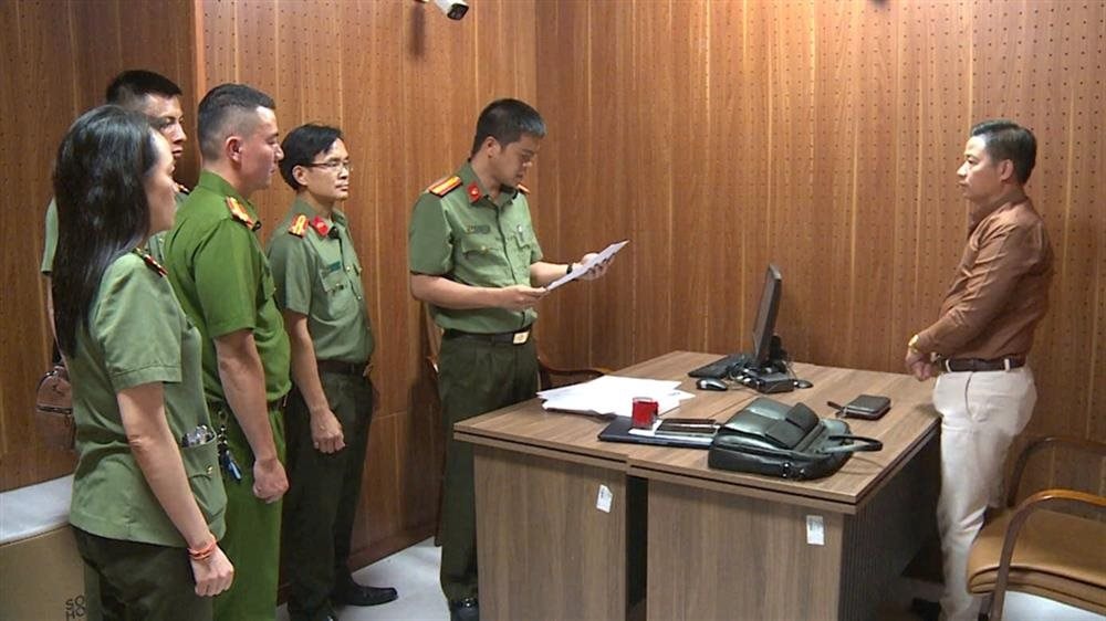 Danh tính vị Chủ tịch buôn nước khoáng kiềm vừa bị khởi tố, thổi phồng vốn 42.000 tỷ, hoạt động đa cấp biến tướng- Ảnh 1. Danh tính vị Chủ tịch buôn nước khoáng kiềm vừa bị khởi tố, thổi phồng vốn 42.000 tỷ, hoạt động đa cấp biến tướng- Ảnh 1.