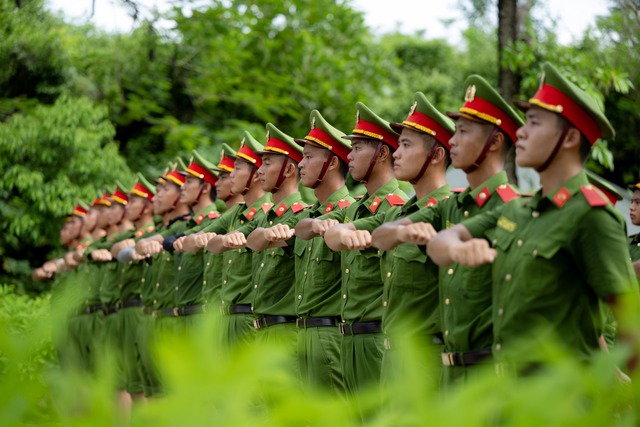Mồ hôi thấm áo chiến sĩ CAND dưới nắng nóng 40 độ: Những hình ảnh xúc động trên thao trường, hướng đến lễ diễu binh 2/9- Ảnh 3.
