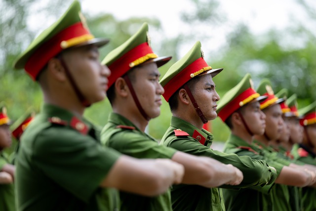 Mồ hôi thấm áo chiến sĩ CAND dưới nắng nóng 40 độ: Những hình ảnh xúc động trên thao trường, hướng đến lễ diễu binh 2/9- Ảnh 4.