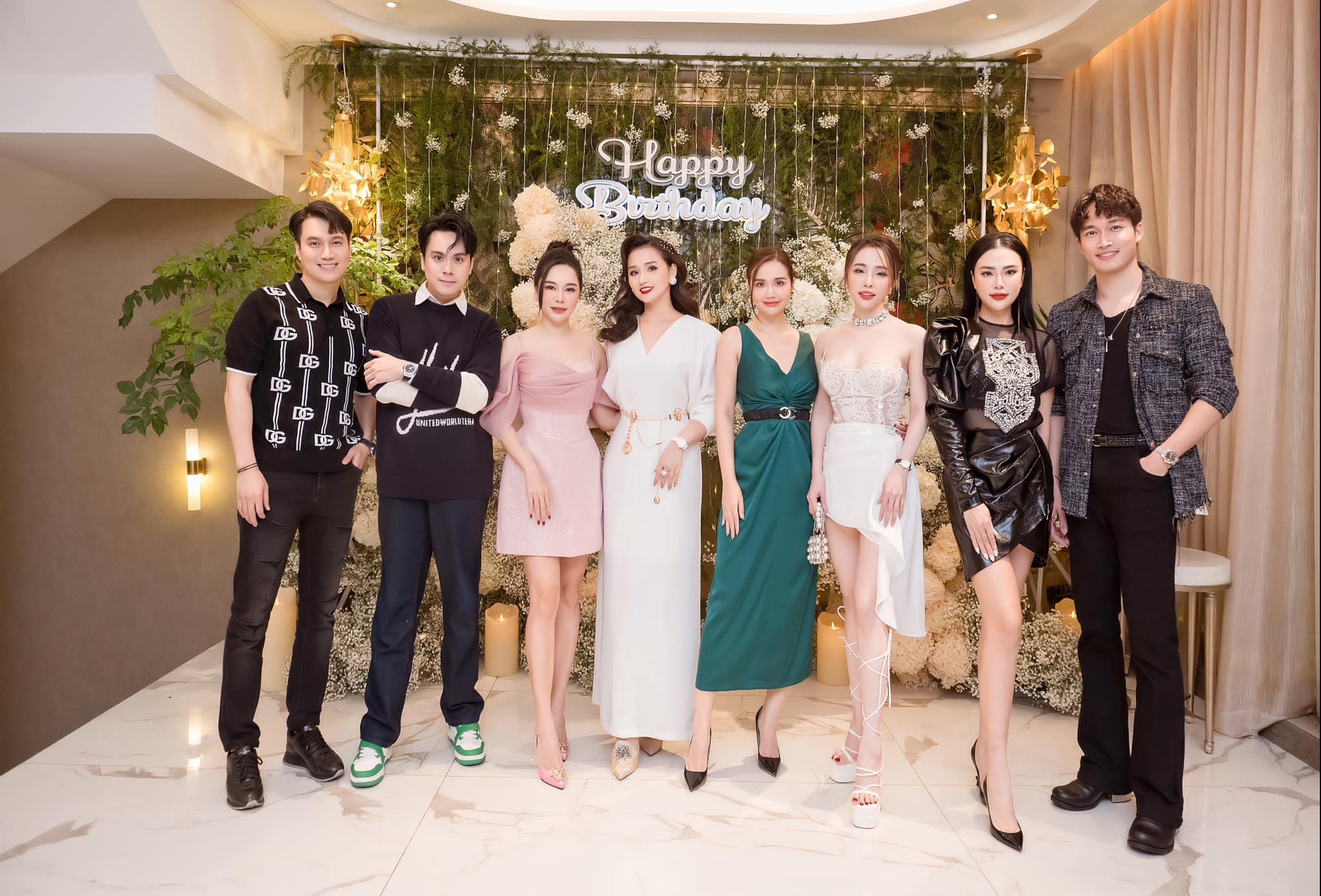 Dàn sao khủng dự kiến đổ bộ đám cưới Đình Tú và hot girl kém 5 tuổi, hội phù rể như này thì "đỉnh chóp"- Ảnh 4. Dàn sao khủng dự kiến đổ bộ đám cưới Đình Tú và hot girl kém 5 tuổi, hội phù rể như này thì "đỉnh chóp"- Ảnh 4.