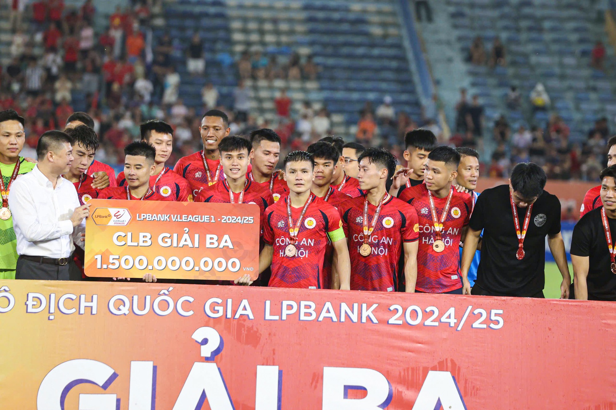 Chu Thanh Huyền cực tinh tế giúp Quang Hải mát mặt trên sân Hàng Đẫy, Chu Thanh Huyền cực tinh tế giúp Quang Hải mát mặt trên sân Hàng Đẫy,