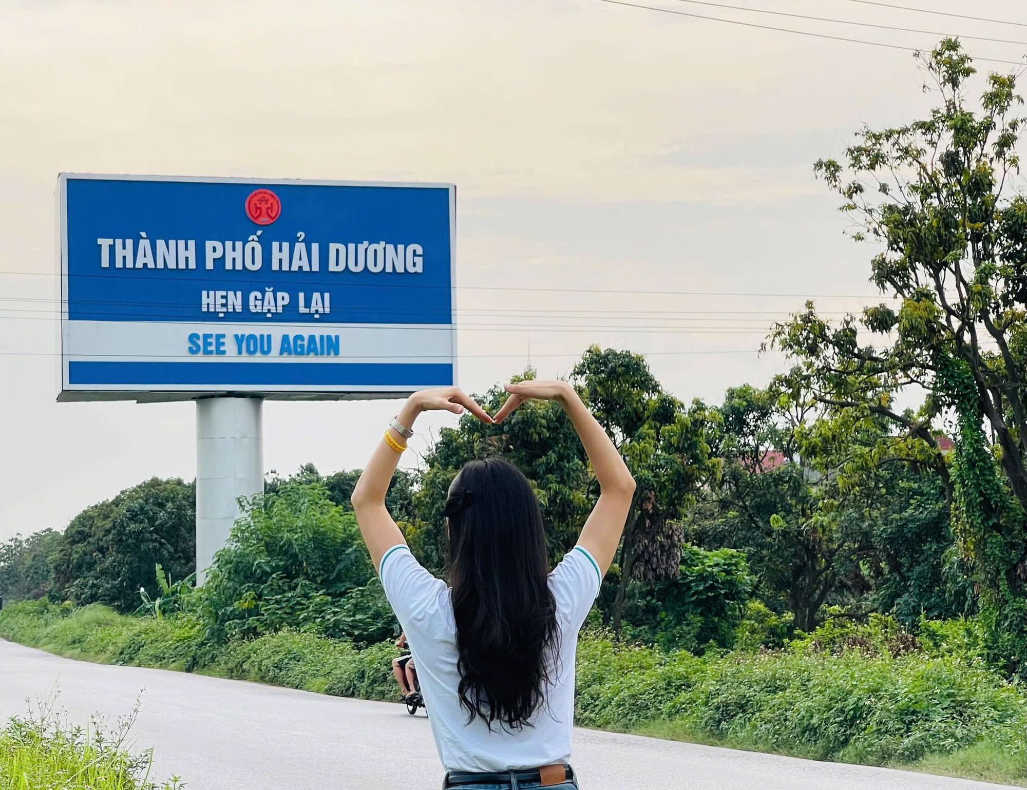 Hội "34 Hải Dương" rần rần check-in dưới tấm bảng sắp biến mất: Trend Tỉnh Xưa Tên Cũ sắp lên ngôi, chụp ngay còn kịp!- Ảnh 2. Hội "34 Hải Dương" rần rần check-in dưới tấm bảng sắp biến mất: Trend Tỉnh Xưa Tên Cũ sắp lên ngôi, chụp ngay còn kịp!- Ảnh 2.