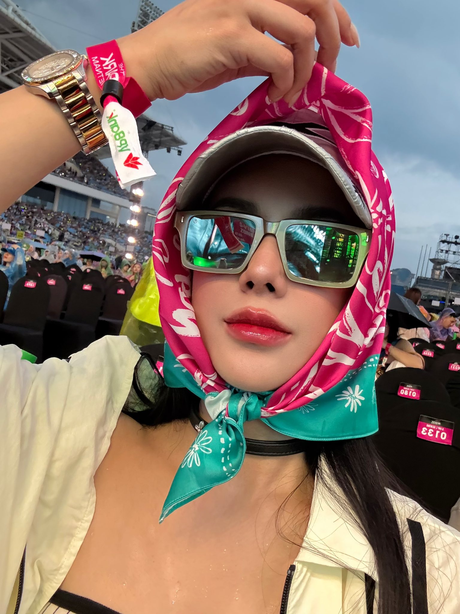 1 Chị đẹp đổ bệnh sau hàng tiếng dầm mưa quẩy trong show của G-Dragon- Ảnh 6. 1 Chị đẹp đổ bệnh sau hàng tiếng dầm mưa quẩy trong show của G-Dragon- Ảnh 6.