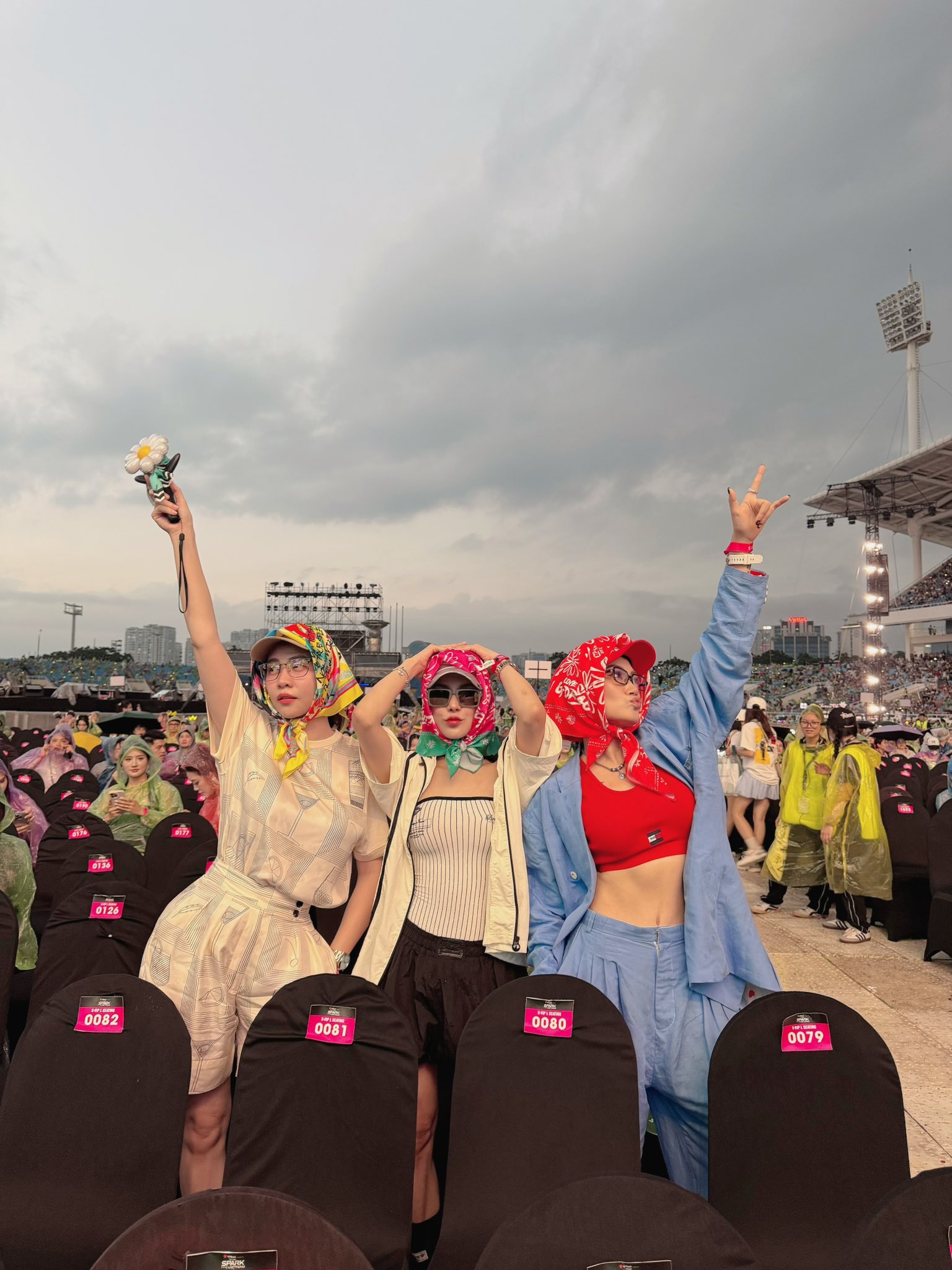1 Chị đẹp đổ bệnh sau hàng tiếng dầm mưa quẩy trong show của G-Dragon- Ảnh 3. 1 Chị đẹp đổ bệnh sau hàng tiếng dầm mưa quẩy trong show của G-Dragon- Ảnh 3.