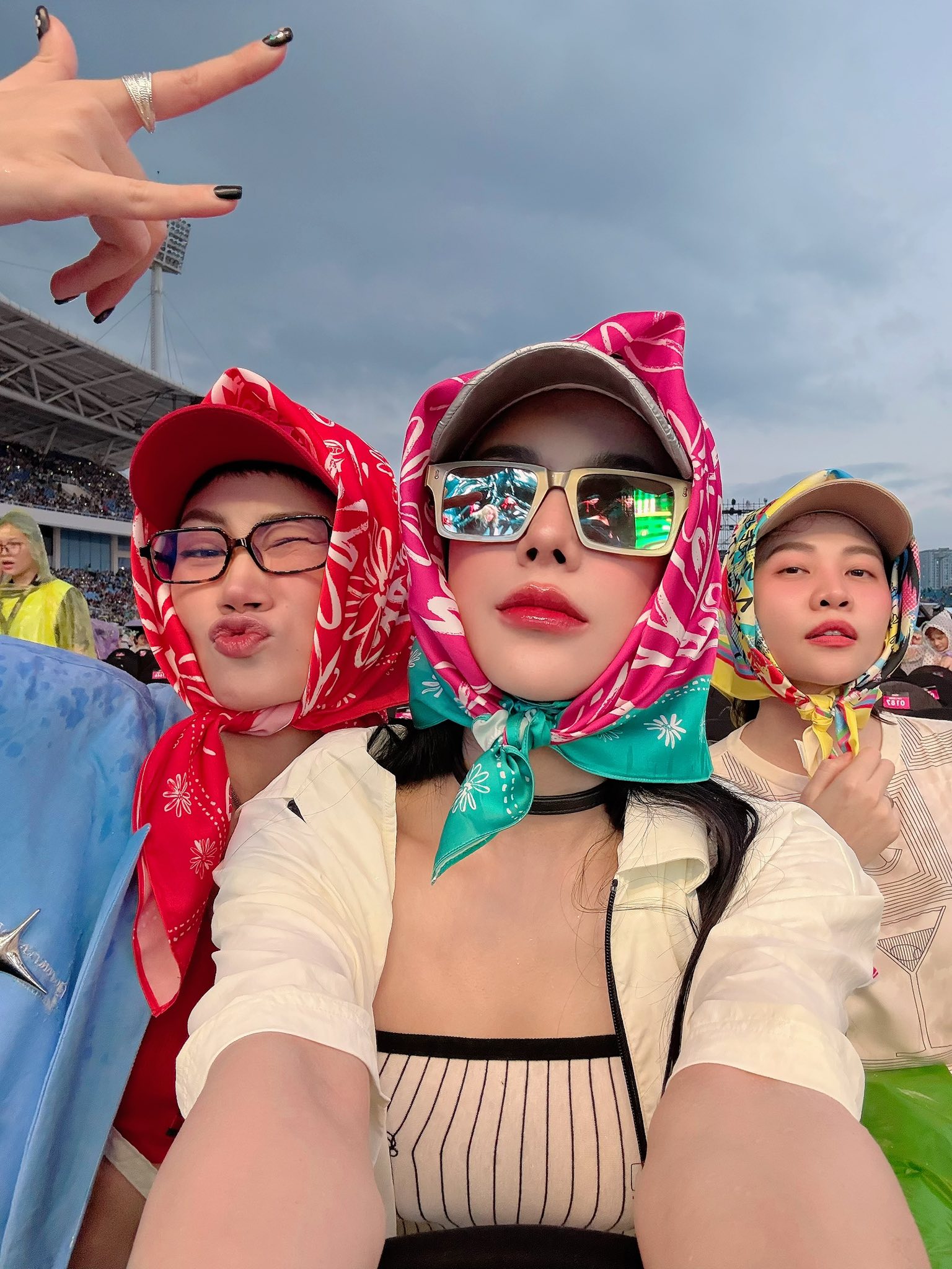 1 Chị đẹp đổ bệnh sau hàng tiếng dầm mưa quẩy trong show của G-Dragon- Ảnh 2. 1 Chị đẹp đổ bệnh sau hàng tiếng dầm mưa quẩy trong show của G-Dragon- Ảnh 2.