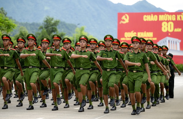 Mồ hôi thấm áo chiến sĩ CAND dưới nắng nóng 40 độ: Những hình ảnh xúc động trên thao trường, hướng đến lễ diễu binh 2/9- Ảnh 6.