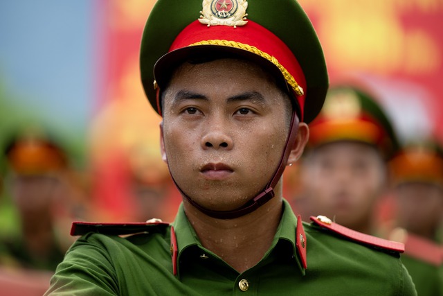 Mồ hôi thấm áo chiến sĩ CAND dưới nắng nóng 40 độ: Những hình ảnh xúc động trên thao trường, hướng đến lễ diễu binh 2/9- Ảnh 7.
