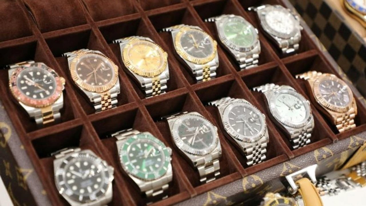 Đột kích căn biệt thự triệu đô của 2 anh em Tiktoker, cảnh sát vừa tịch thu 9 siêu xe, 270.000 USD tiền mặt và hàng trăm món đồ giả- Ảnh 1. Đột kích căn biệt thự triệu đô của 2 anh em Tiktoker, cảnh sát vừa tịch thu 9 siêu xe, 270.000 USD tiền mặt và hàng trăm món đồ giả- Ảnh 1.