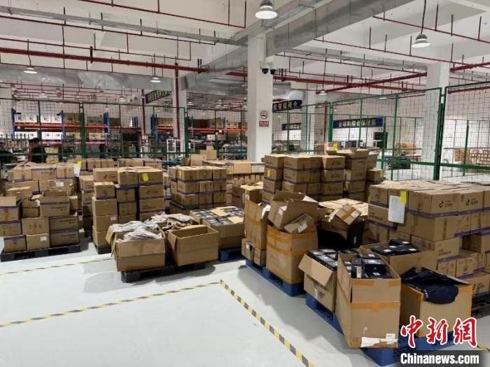 Công nghệ cao vào cuộc, công an lập tức phá đường dây hàng giả của 2 'trùm' livestream bán hàng hiệu, tịch thu 20.000 món đồ nhái- Ảnh 3. Công nghệ cao vào cuộc, công an lập tức phá đường dây hàng giả của 2 'trùm' livestream bán hàng hiệu, tịch thu 20.000 món đồ nhái- Ảnh 3.
