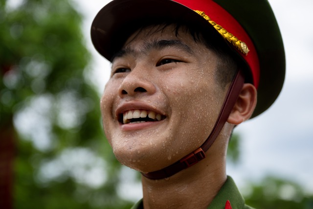 Mồ hôi thấm áo chiến sĩ CAND dưới nắng nóng 40 độ: Những hình ảnh xúc động trên thao trường, hướng đến lễ diễu binh 2/9- Ảnh 9.