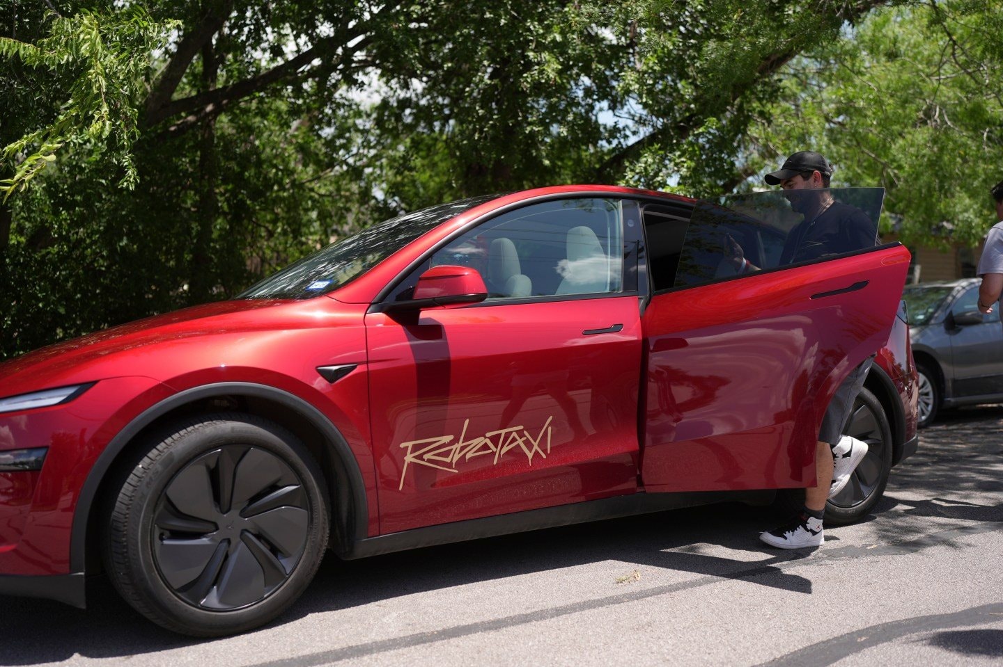 Robotaxi của Elon Musk chính thức "lăn bánh" với giá 110.000 đồng/chuyến: Bước đi nhỏ, tham vọng lớn của Tesla- Ảnh 1. Robotaxi của Elon Musk chính thức "lăn bánh" với giá 110.000 đồng/chuyến: Bước đi nhỏ, tham vọng lớn của Tesla- Ảnh 1.
