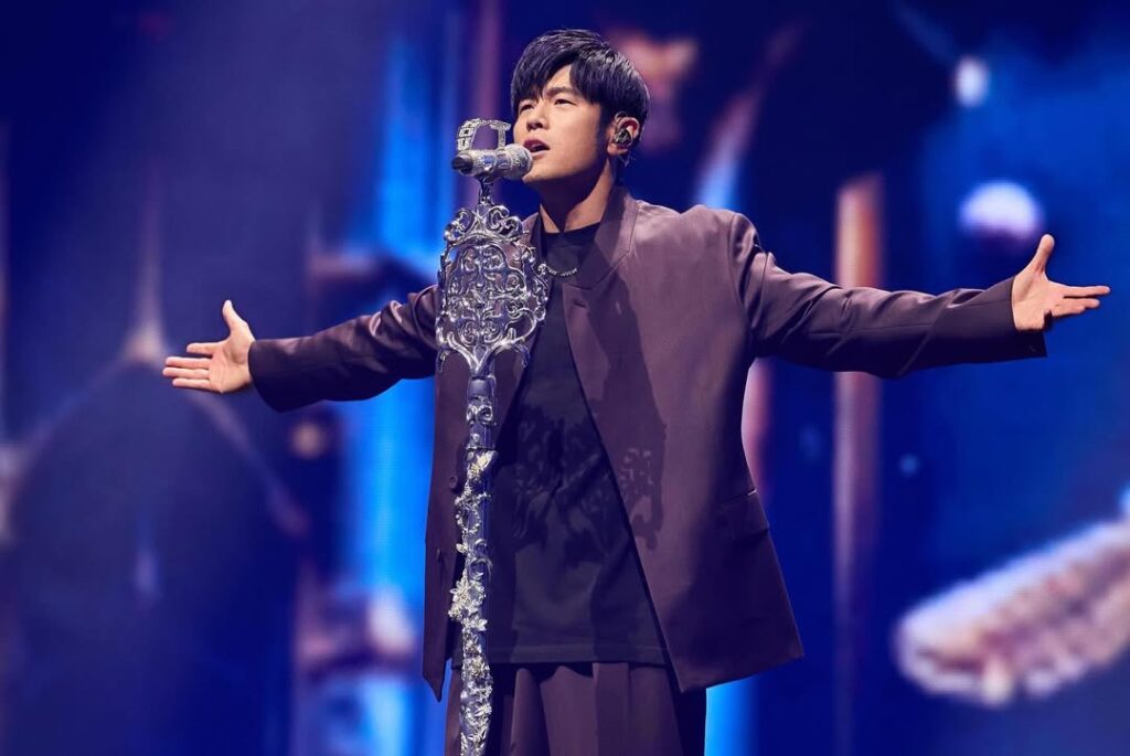 Tranh cãi chuyện mời nam ca sĩ top 1 showbiz về nhà mở concert riêng, netizen chốt “đúng là không có gì ngoài tiền”- Ảnh 2. Tranh cãi chuyện mời nam ca sĩ top 1 showbiz về nhà mở concert riêng, netizen chốt “đúng là không có gì ngoài tiền”- Ảnh 2.