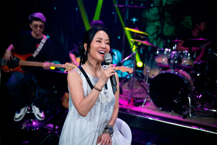 Diva Hồng Nhung công khai ung thư: Gục xuống giường khóc nấc sau khi quay video- Ảnh 1. Diva Hồng Nhung công khai ung thư: Gục xuống giường khóc nấc sau khi quay video- Ảnh 1.