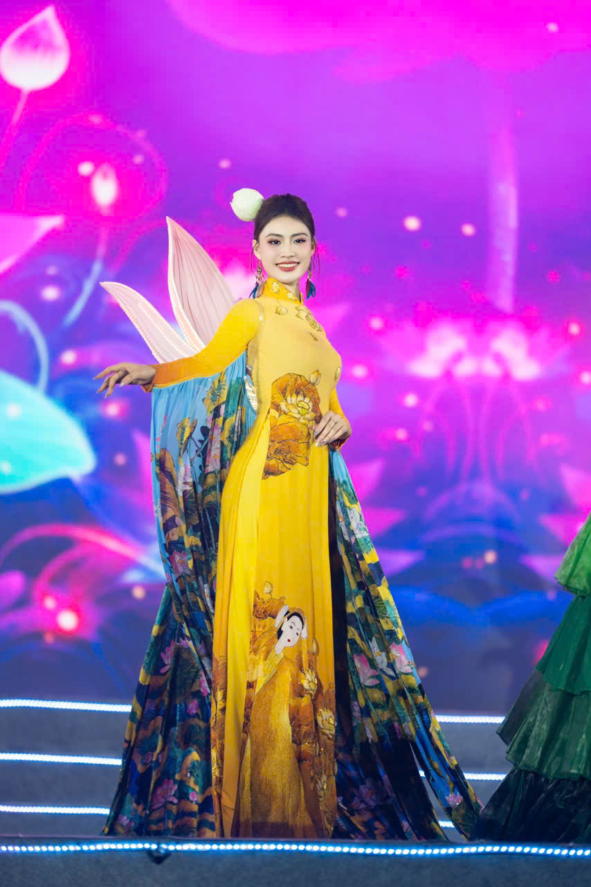 NTK Thoa Trần gây ấn tượng với “cánh sen phát sáng” dưới cơn mưa- Ảnh 3. NTK Thoa Trần gây ấn tượng với “cánh sen phát sáng” dưới cơn mưa- Ảnh 3.