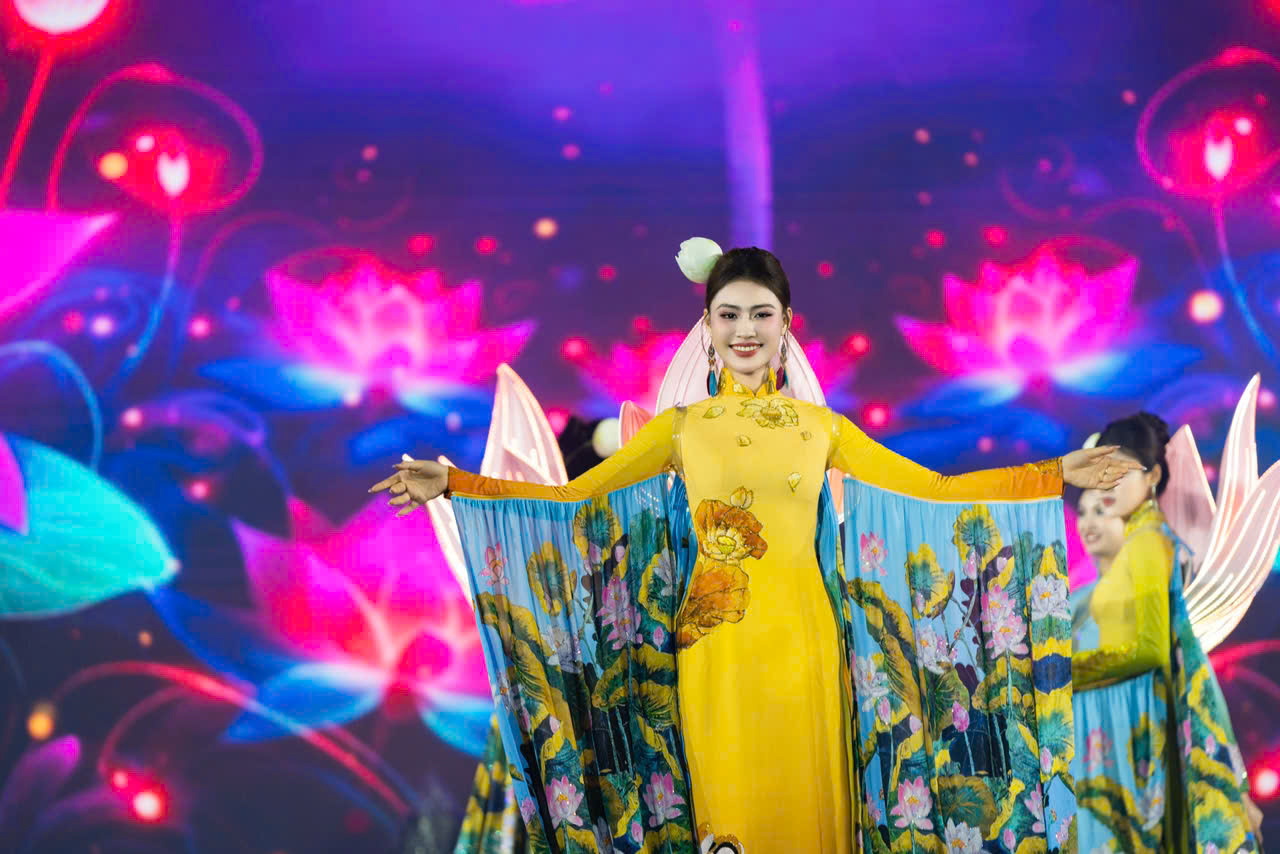 NTK Thoa Trần gây ấn tượng với “cánh sen phát sáng” dưới cơn mưa- Ảnh 5. NTK Thoa Trần gây ấn tượng với “cánh sen phát sáng” dưới cơn mưa- Ảnh 5.