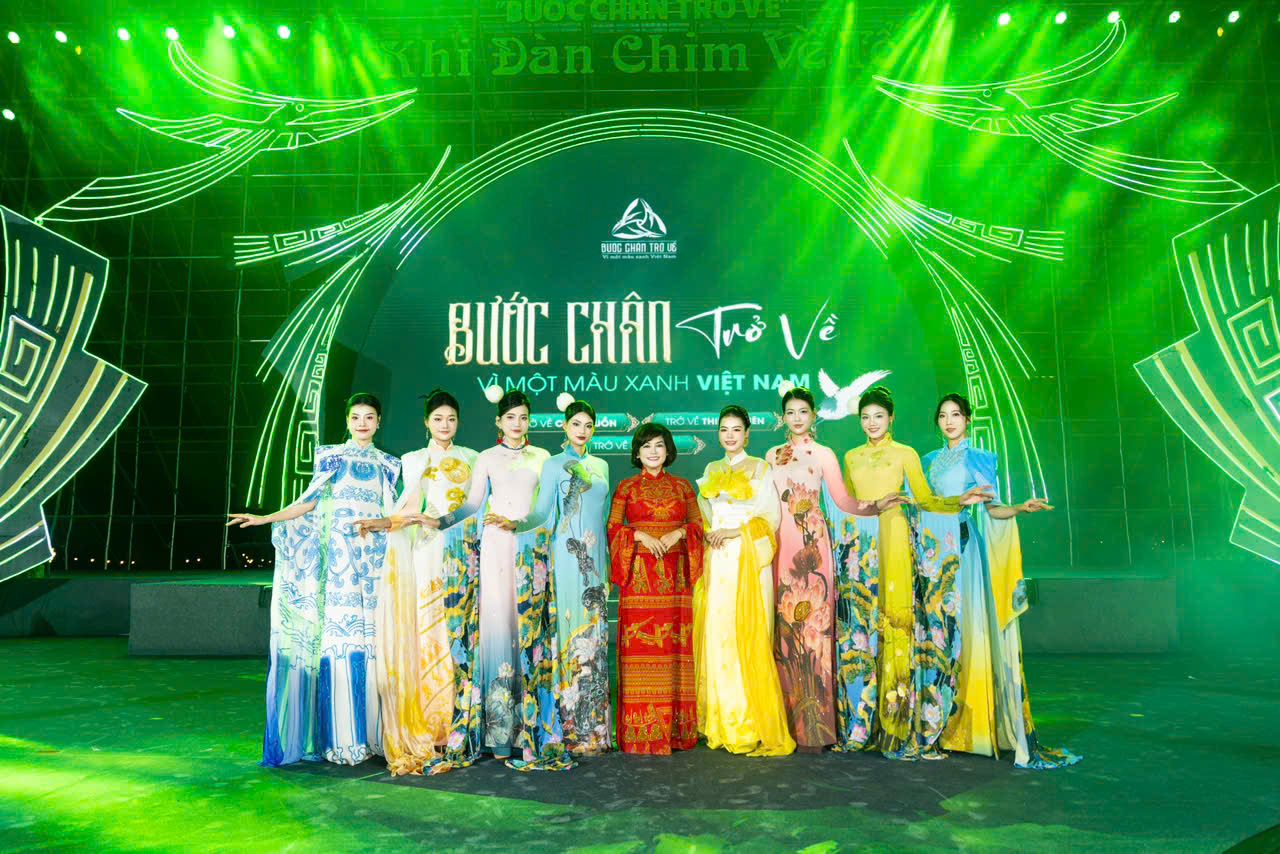 NTK Thoa Trần gây ấn tượng với “cánh sen phát sáng” dưới cơn mưa- Ảnh 1. NTK Thoa Trần gây ấn tượng với “cánh sen phát sáng” dưới cơn mưa- Ảnh 1.