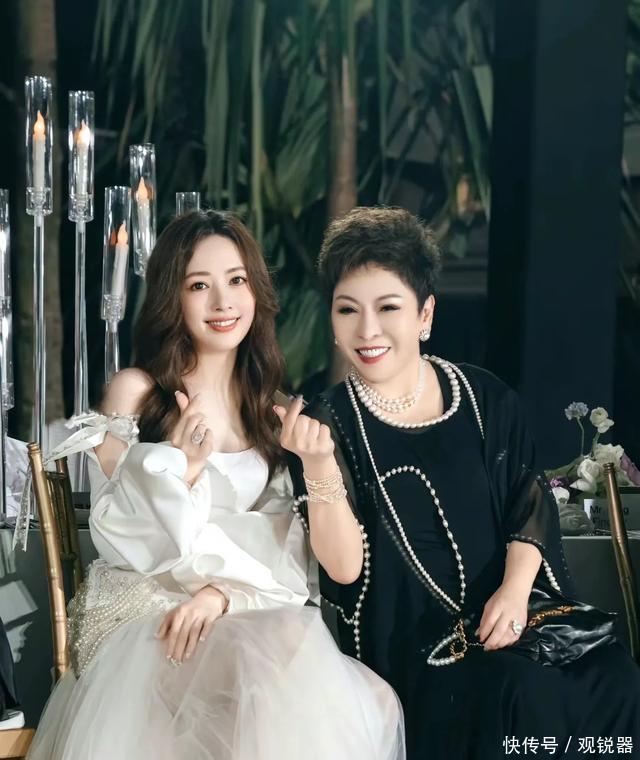 "Mẹ chồng số 1 showbiz" hết thưởng nóng 666 tỷ tiền mặt, lại mua đất mua nhà tặng con dâu chỉ vì 1 lí do- Ảnh 3. "Mẹ chồng số 1 showbiz" hết thưởng nóng 666 tỷ tiền mặt, lại mua đất mua nhà tặng con dâu chỉ vì 1 lí do- Ảnh 3.