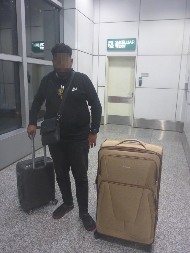 Người đàn ông mang theo chiếc vali đáng ngờ, nhân viên sân bay mở ra thấy những khuôn mặt thẫn thờ- Ảnh 2.