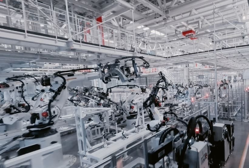'Choáng' với nhà máy xe điện của Xiaomi: Quy mô 720.000 m², cứ 76 giây lại cho ra đời 1 chiếc dù gần như vắng bóng người- Ảnh 2. 'Choáng' với nhà máy xe điện của Xiaomi: Quy mô 720.000 m², cứ 76 giây lại cho ra đời 1 chiếc dù gần như vắng bóng người- Ảnh 2.