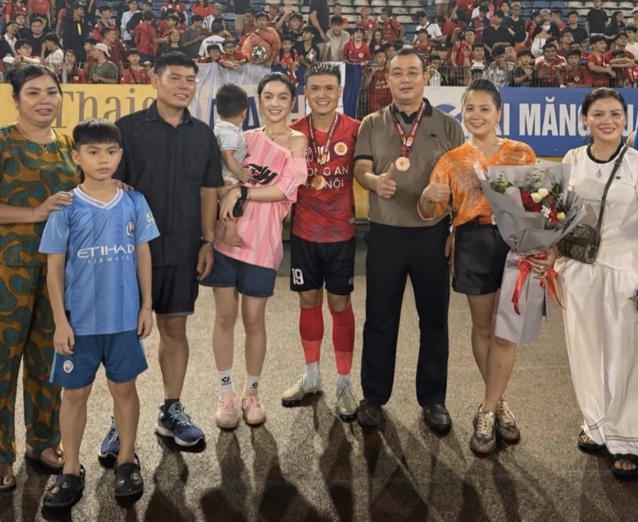 Chu Thanh Huyền cực tinh tế giúp Quang Hải mát mặt trên sân Hàng Đẫy, Chu Thanh Huyền cực tinh tế giúp Quang Hải mát mặt trên sân Hàng Đẫy,