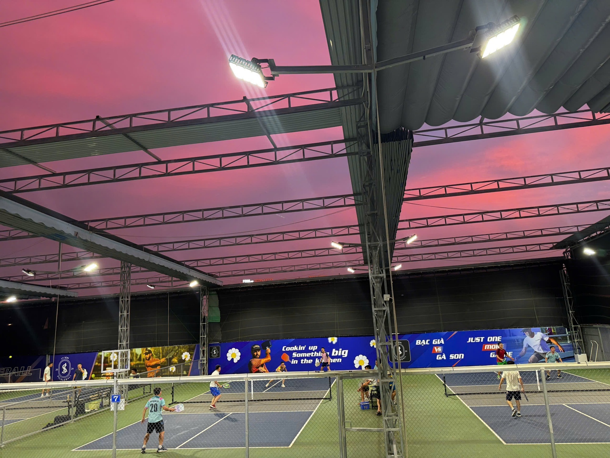 “Khối nghỉ hè” ăn ngủ cùng pickleball: “Cai” điện thoại, máy tính triệt để, chủ sân tăng 30% doanh thu- Ảnh 9.