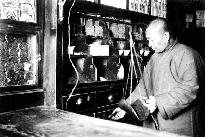 Vay tiền không tiêu, trả lãi đúng hẹn: Chiêu làm giàu kì lạ biến ‘con buôn nhỏ lẻ’ thành tỷ phú giàu nhất Thượng Hải - NÊN HỌC HỎI!- Ảnh 1. Vay tiền không tiêu, trả lãi đúng hẹn: Chiêu làm giàu kì lạ biến ‘con buôn nhỏ lẻ’ thành tỷ phú giàu nhất Thượng Hải - NÊN HỌC HỎI!- Ảnh 1.