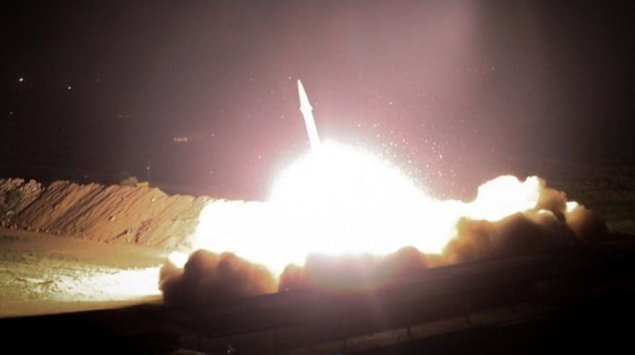NÓNG: Iran trả đũa, hàng loạt tên lửa lao thẳng căn cứ quân đội Mỹ- Ảnh 1. NÓNG: Iran trả đũa, hàng loạt tên lửa lao thẳng căn cứ quân đội Mỹ- Ảnh 1.