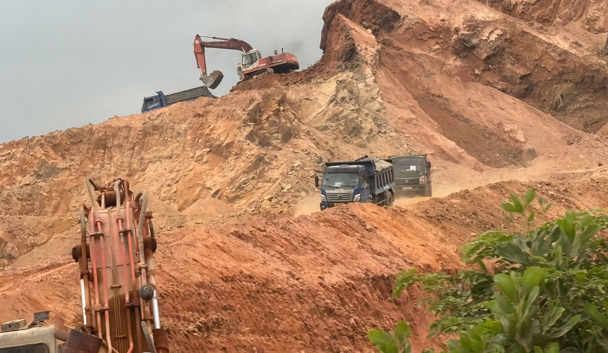 Đà Nẵng đề xuất chuyển đổi hơn 9,5 ha đất rừng để khai thác đất san lấp- Ảnh 1. Đà Nẵng đề xuất chuyển đổi hơn 9,5 ha đất rừng để khai thác đất san lấp- Ảnh 1.