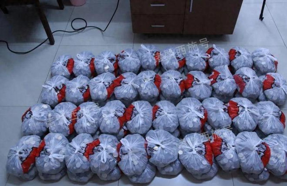Người phụ nữ mang 4 tấn tiền trị giá 2,5 tỷ đồng đến ngân hàng gửi tiết kiệm: “Tôi chỉ bán tạp hoá ở cổng trường”- Ảnh 4. Người phụ nữ mang 4 tấn tiền trị giá 2,5 tỷ đồng đến ngân hàng gửi tiết kiệm: “Tôi chỉ bán tạp hoá ở cổng trường”- Ảnh 4.