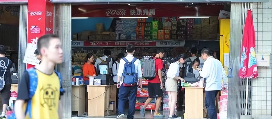 Người phụ nữ mang 4 tấn tiền trị giá 2,5 tỷ đồng đến ngân hàng gửi tiết kiệm: “Tôi chỉ bán tạp hoá ở cổng trường”- Ảnh 1. Người phụ nữ mang 4 tấn tiền trị giá 2,5 tỷ đồng đến ngân hàng gửi tiết kiệm: “Tôi chỉ bán tạp hoá ở cổng trường”- Ảnh 1.