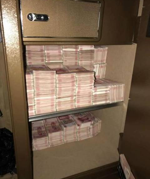 Tịch thu 250 tỷ đồng và vàng miếng la liệt trên sàn nhà 1 căn phòng trọ tồi tàn- Ảnh 1.