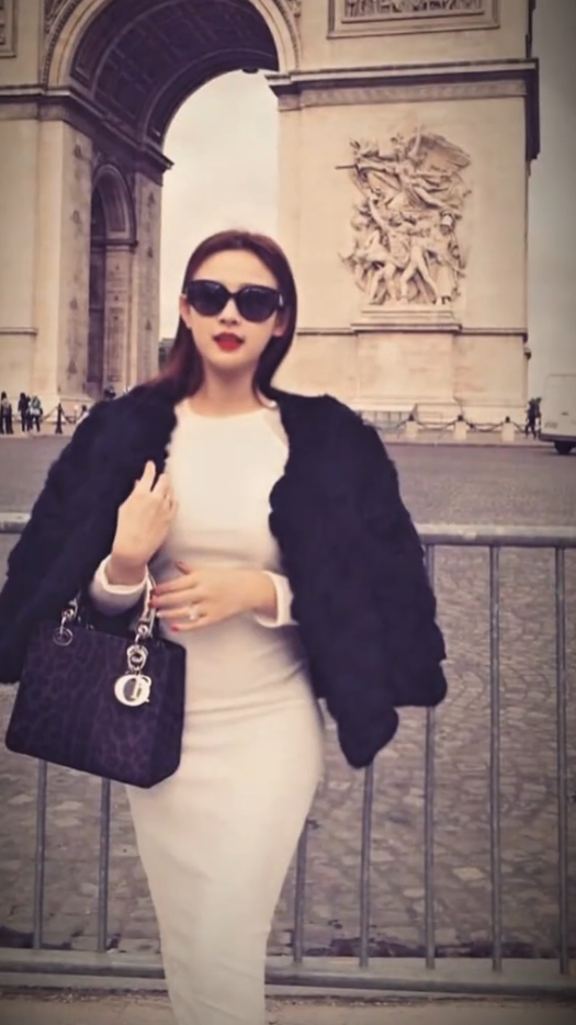 Huyền Baby khoe ảnh "girl phố" 10 năm trước, netizen phong ngay làm Paris Hilton bản Việt- Ảnh 12. Huyền Baby khoe ảnh "girl phố" 10 năm trước, netizen phong ngay làm Paris Hilton bản Việt- Ảnh 12.