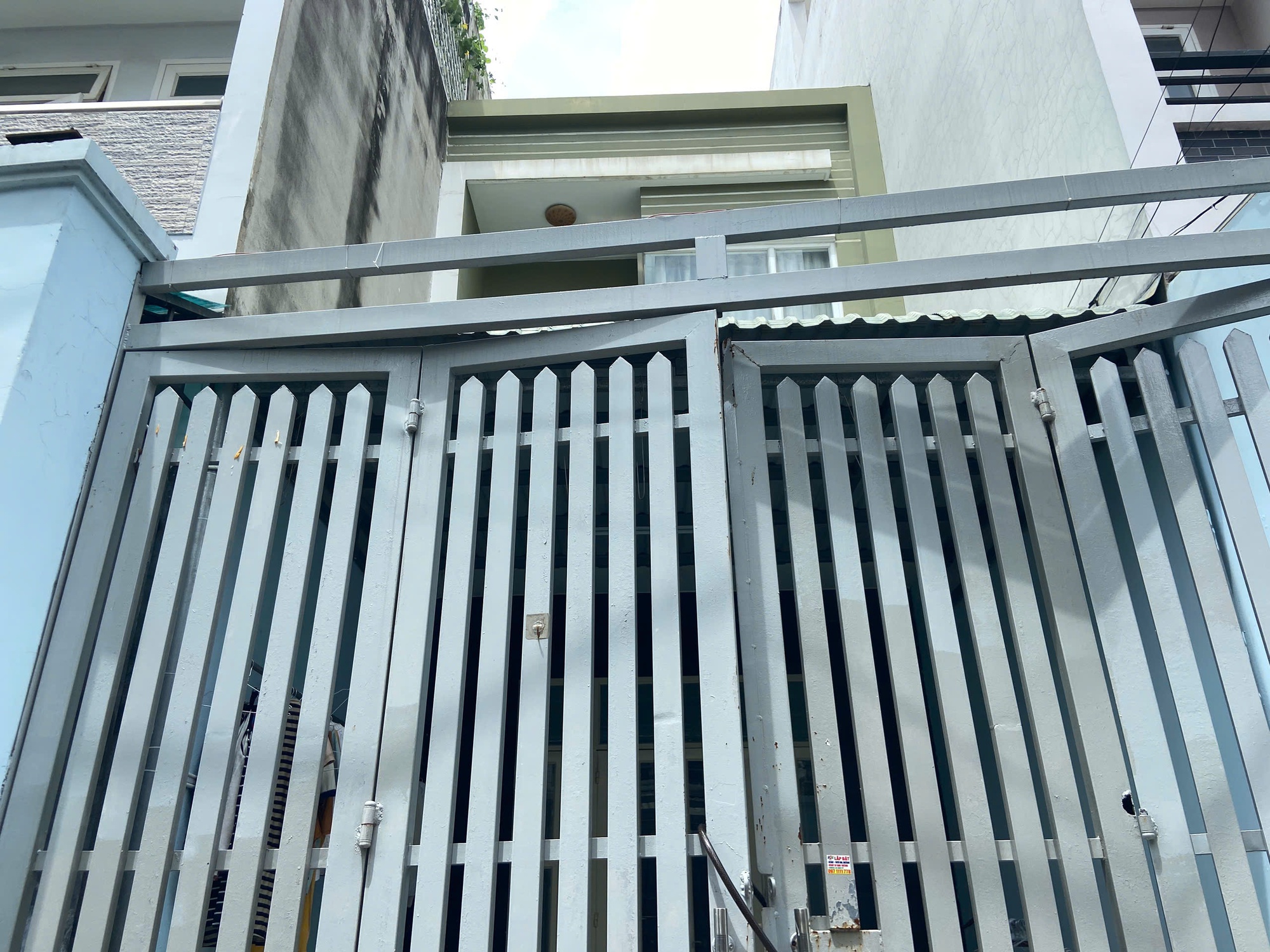 Vụ kéo sập cửa nhà hàng xóm vì bị nhắc nhở hát karaoke ở TP.HCM: Chủ nhà tiết lộ thái độ lạ của người đàn ông vào sáng hôm sau- Ảnh 4.