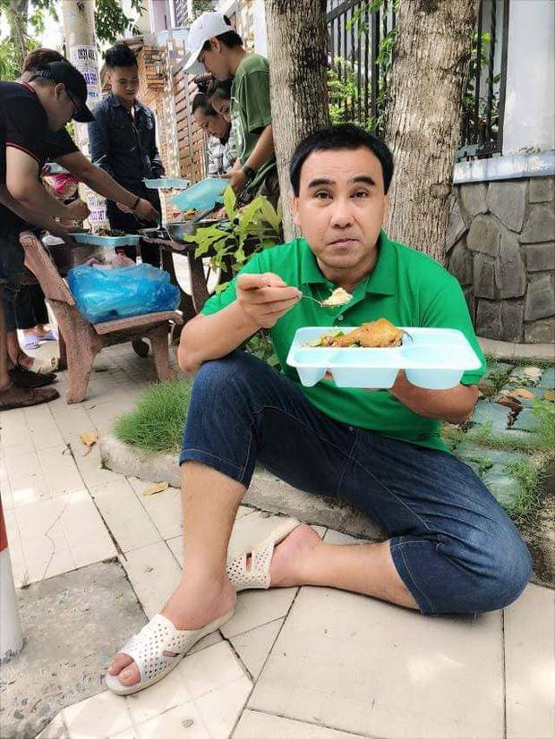 Quyền Linh "chill hết nấc" ở châu Âu: Đi dép bệt, đội mũ ngược, trái ngược hoàn toàn con gái cưng!- Ảnh 4. Quyền Linh "chill hết nấc" ở châu Âu: Đi dép bệt, đội mũ ngược, trái ngược hoàn toàn con gái cưng!- Ảnh 4.