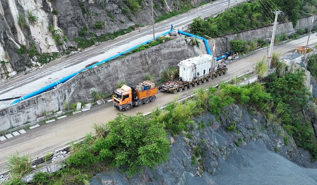 15 ngày vận chuyển 2 thiết bị tổng hơn 400 tấn từ Hải Phòng lên Hòa Bình, công trình quan trọng 9.220 tỷ sắp "về đích"- Ảnh 1. 15 ngày vận chuyển 2 thiết bị tổng hơn 400 tấn từ Hải Phòng lên Hòa Bình, công trình quan trọng 9.220 tỷ sắp "về đích"- Ảnh 1.