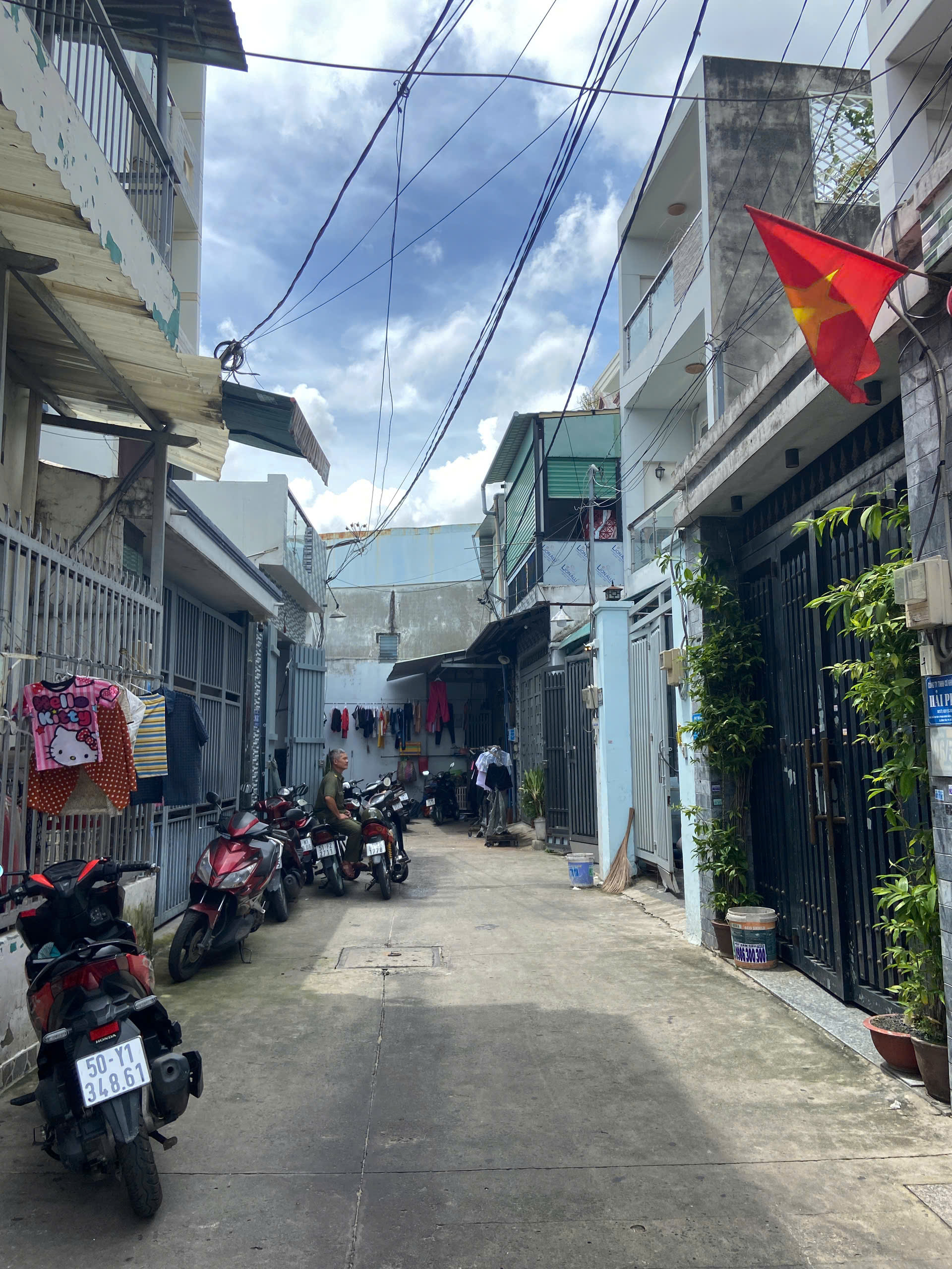 Vụ kéo sập cửa nhà hàng xóm vì bị nhắc nhở hát karaoke ở TP.HCM: Chủ nhà tiết lộ thái độ lạ của người đàn ông vào sáng hôm sau- Ảnh 2.