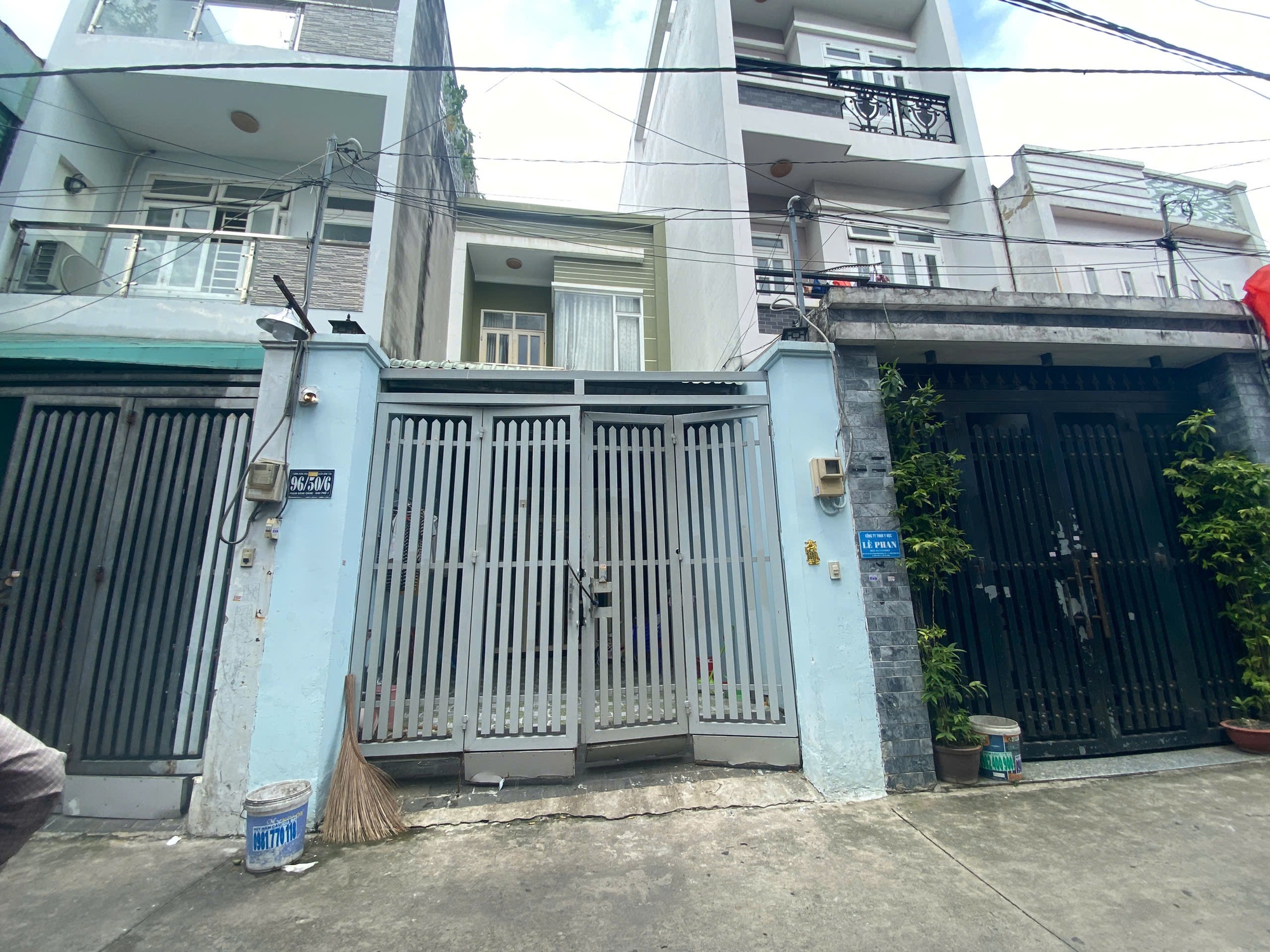 Vụ kéo sập cửa nhà hàng xóm vì bị nhắc nhở hát karaoke ở TP.HCM: Chủ nhà tiết lộ thái độ lạ của người đàn ông vào sáng hôm sau- Ảnh 3.