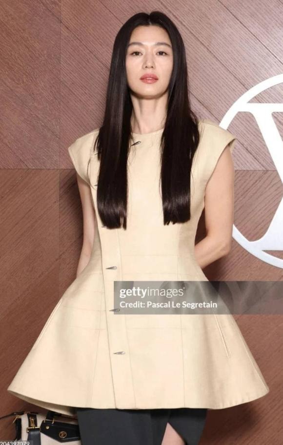 "Mợ chảnh" Jeon Ji Hyun "ra đường", nai lưng gánh nợ 287 tỷ cho chồng đại gia rởm- Ảnh 2. "Mợ chảnh" Jeon Ji Hyun "ra đường", nai lưng gánh nợ 287 tỷ cho chồng đại gia rởm- Ảnh 2.