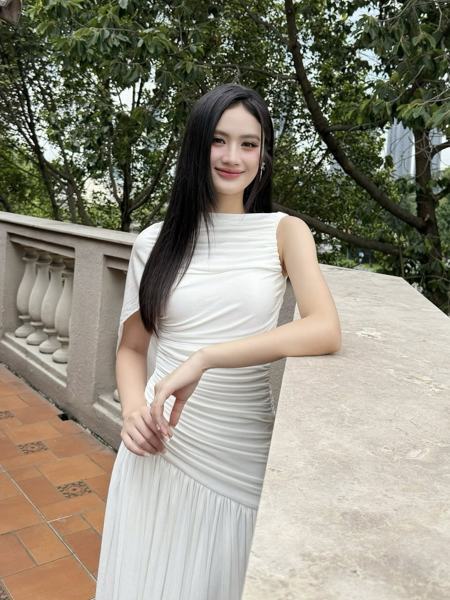 Bắt gặp Hoa hậu Ý Nhi và bạn trai, lộ thái độ khi không phát hiện camera- Ảnh 4. Bắt gặp Hoa hậu Ý Nhi và bạn trai, lộ thái độ khi không phát hiện camera- Ảnh 4.