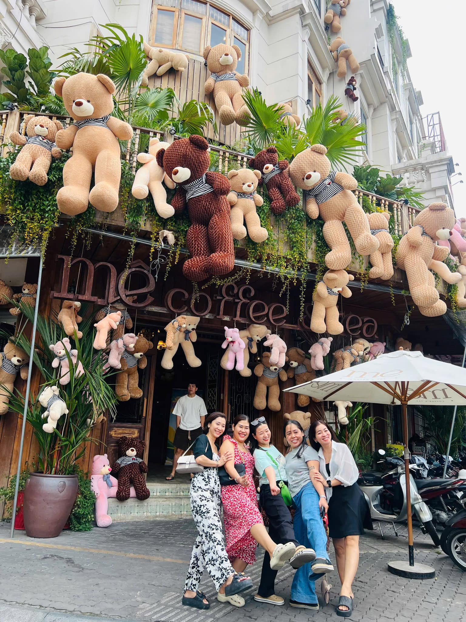 Chi nửa tỉ lắp 700 con gấu bông khắp mặt tiền, quán cà phê ở TP.HCM vẫn gây tranh cãi vì lý do này!- Ảnh 6. Chi nửa tỉ lắp 700 con gấu bông khắp mặt tiền, quán cà phê ở TP.HCM vẫn gây tranh cãi vì lý do này!- Ảnh 6.