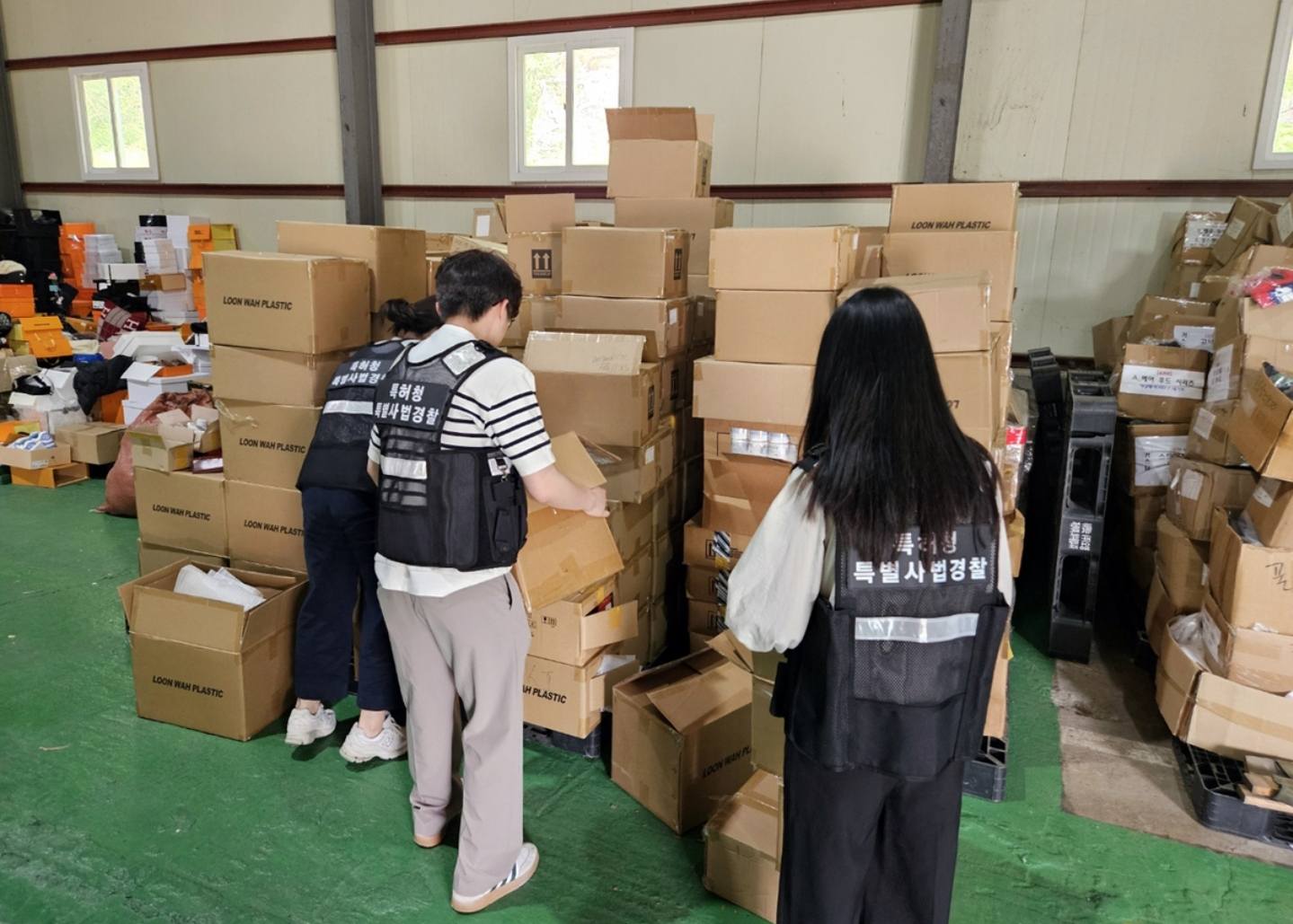 Triệt phá đường dây sản xuất mỹ phẩm giả tinh vi đến mức lừa được cả chuyên gia: SK-II, Kiehl's và Estée Lauder giả thực chất chỉ “như nước lã”- Ảnh 3.