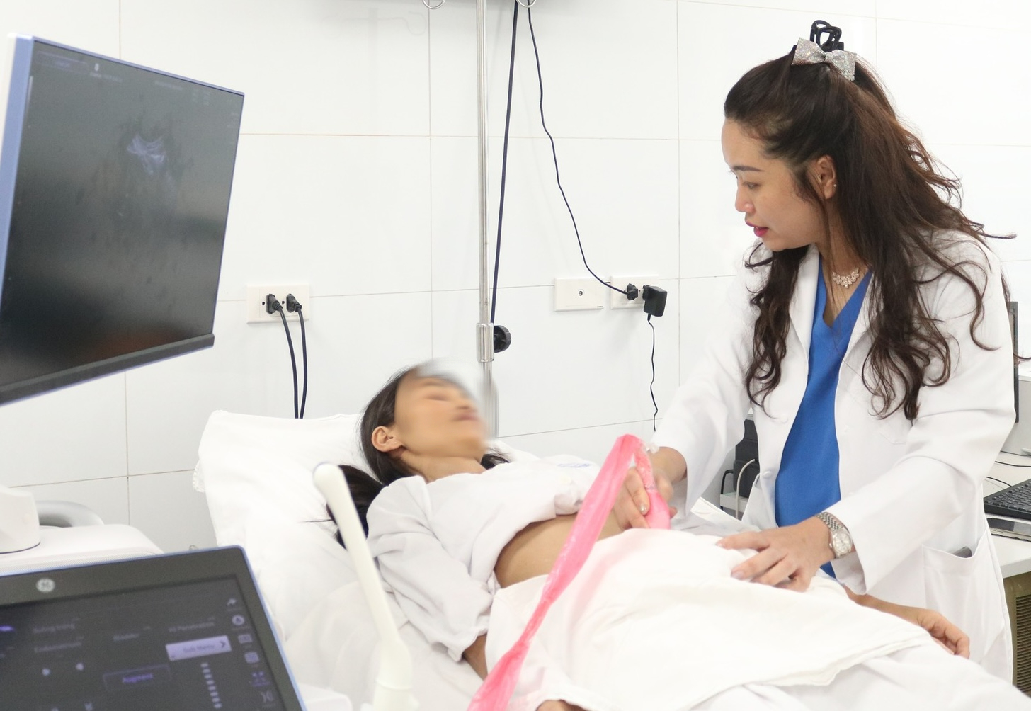Bà mẹ đưa con gái đi khám bệnh bị lừa sạch tiền khi đang chờ đến lượt- Ảnh 2. Bà mẹ đưa con gái đi khám bệnh bị lừa sạch tiền khi đang chờ đến lượt- Ảnh 2.