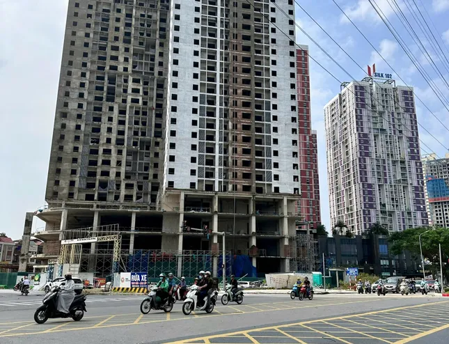 Giá nhà đất 'đua nhau' tăng, người mua lãnh đủ- Ảnh 1. Giá nhà đất 'đua nhau' tăng, người mua lãnh đủ- Ảnh 1.