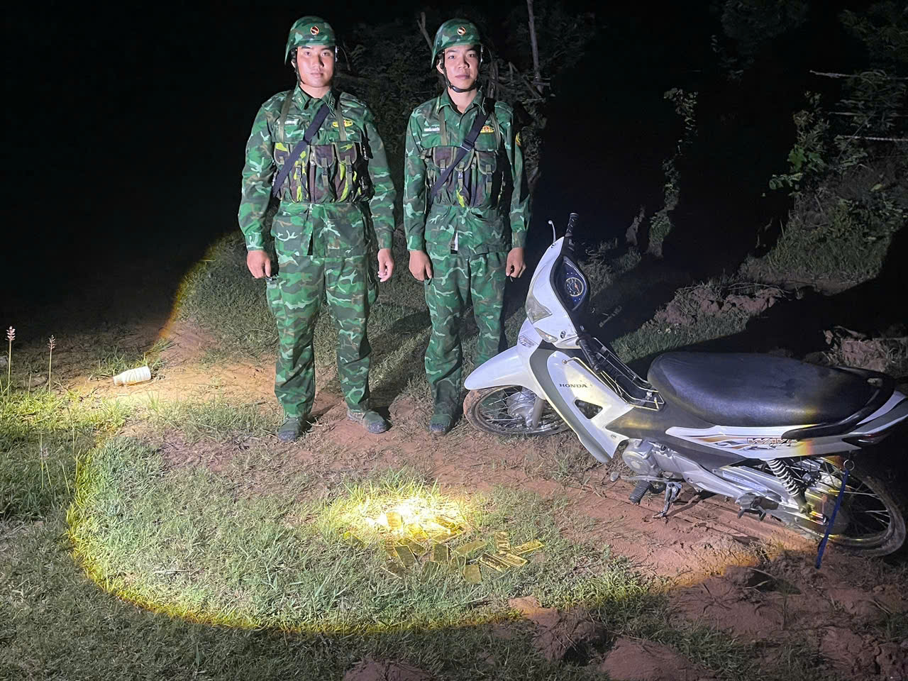 Bộ đội biên phòng tịch thu 18 miếng kim loại màu vàng, hình chữ nhật ở biên giới: Nặng 18kg, là vàng 9999, trị giá 51 tỷ đồng- Ảnh 2. Bộ đội biên phòng tịch thu 18 miếng kim loại màu vàng, hình chữ nhật ở biên giới: Nặng 18kg, là vàng 9999, trị giá 51 tỷ đồng- Ảnh 2.