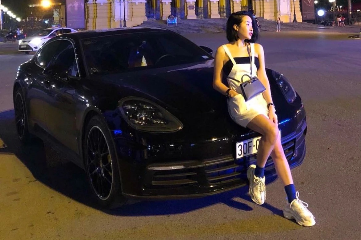 'Hot mom' Cún Bông từng khoe dàn xe đắt tiền trước khi bị bắt: Có cả Ferrari, Porsche, trị giá ước tính hàng chục tỷ đồng- Ảnh 1. 'Hot mom' Cún Bông từng khoe dàn xe đắt tiền trước khi bị bắt: Có cả Ferrari, Porsche, trị giá ước tính hàng chục tỷ đồng- Ảnh 1.