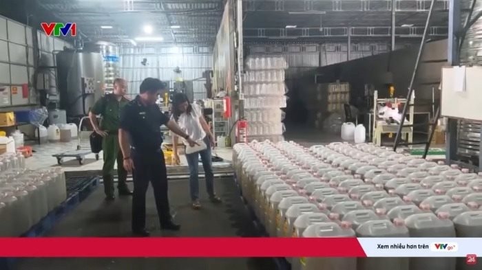 Triệt phá đường dây sản xuất dầu ăn giả cho người từ thức ăn chăn nuôi: 3 năm thu về 8.200 tỷ đồng- Ảnh 1. Triệt phá đường dây sản xuất dầu ăn giả cho người từ thức ăn chăn nuôi: 3 năm thu về 8.200 tỷ đồng- Ảnh 1.